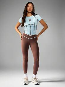 Missguided x Playboy Camiseta deportiva de manga corta color azul con ribete de contraste marrón y logo de conejo - Azul - Ver 3