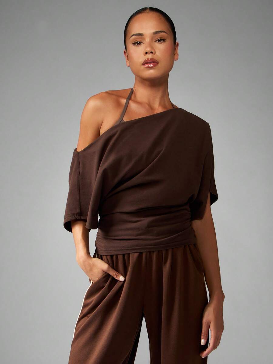 MISSGUIDED 不对称单肩 T 恤，腰部褶饰，优雅晚礼服上衣，适合女士秋冬垂坠设计芭蕾风格裹身前襟 - 咖啡棕 - 查看 1