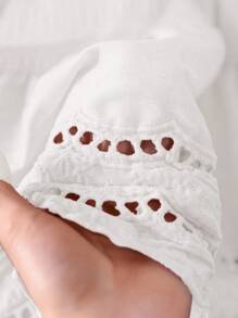 CosyJoli 大码女式花卉刺绣圆领喇叭袖宽松衬衫 - 白色 - 查看 4