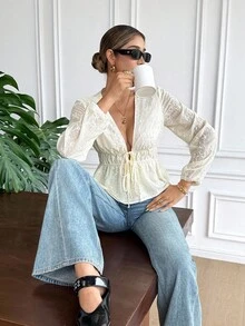 Serisse Blusa feminina jacquard com decote em V, mangas bufantes e barra com babados, modelagem ajustada. Ideal para o outono, esta blusa elegante é perfeita para festas, casamentos e outras ocasiões especiais. Perfeita para convidadas de casamento, ela também pode ser usada em eventos formais e para sair à noite. Ideal para casamentos civis, esta blusa branca é uma ótima opção para o verão. - Damasco - Ver 4