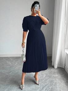 Roveilla Đầm midi xếp ly tay ngắn thêu họa tiết trơn màu thanh lịch cỡ lớn dành cho nữ - Xanh đậm - Xem 5