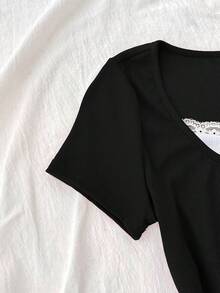 Áo thun tay ngắn bó sát, họa tiết ren chắp vá, màu tương phản đen trắng, ngày lễ tình nhân xuân/hè dành cho bé gái, nhà cửa giản dị, cô gái sạch sẽ, phong cách BM Mỹ, Y2K - màu đen - Xem 4