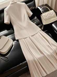 Franclia Modny elegancki dojazd do pracy, uniwersalny, z klapami w kształcie litery H, kontrastowy, czarny, w paski, z krótkim rękawem, plisowana spódnica w kształcie litery A, damski garnitur, dwuczęściowy zestaw, dwuczęściowy zestaw, damskie ubrania robocze, damskie dwuczęściowe zestawy, damskie ubrania jesienne