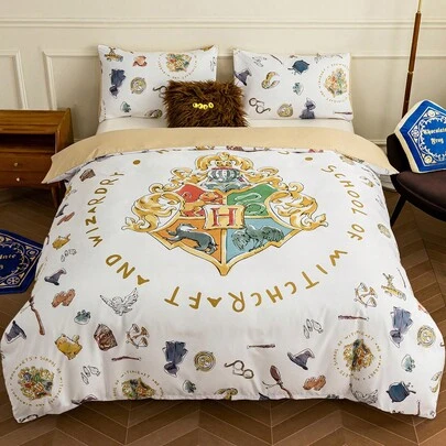 HARRY POTTER X SHEIN 3件套徽章字母印花被套，礼品，适用于单人床/双人床/大号床/特大号床，宿舍/家庭，返校季