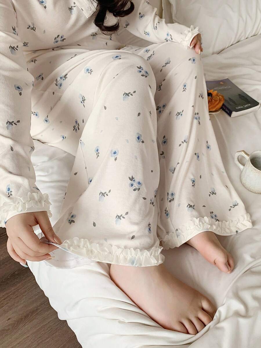 Dazy Plus 2 件套睡衣套装,针织撞色蕾丝领上衣和裤子,全身花卉印花,加大码女士睡衣,秋季服装 - 杏色 - 查看 1