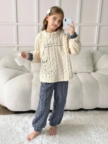SHEIN 少女兔子刺绣保暖内衬圆领长袖上衣和裤子睡衣套装，适合秋冬季穿着。