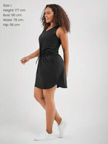 GLOWMODE VitalSwift Rhythm V領連衣裙，可調節束繩，快乾輕盈，適合低影響GYM日常夏季休閒 - 黑色 - 查看 9