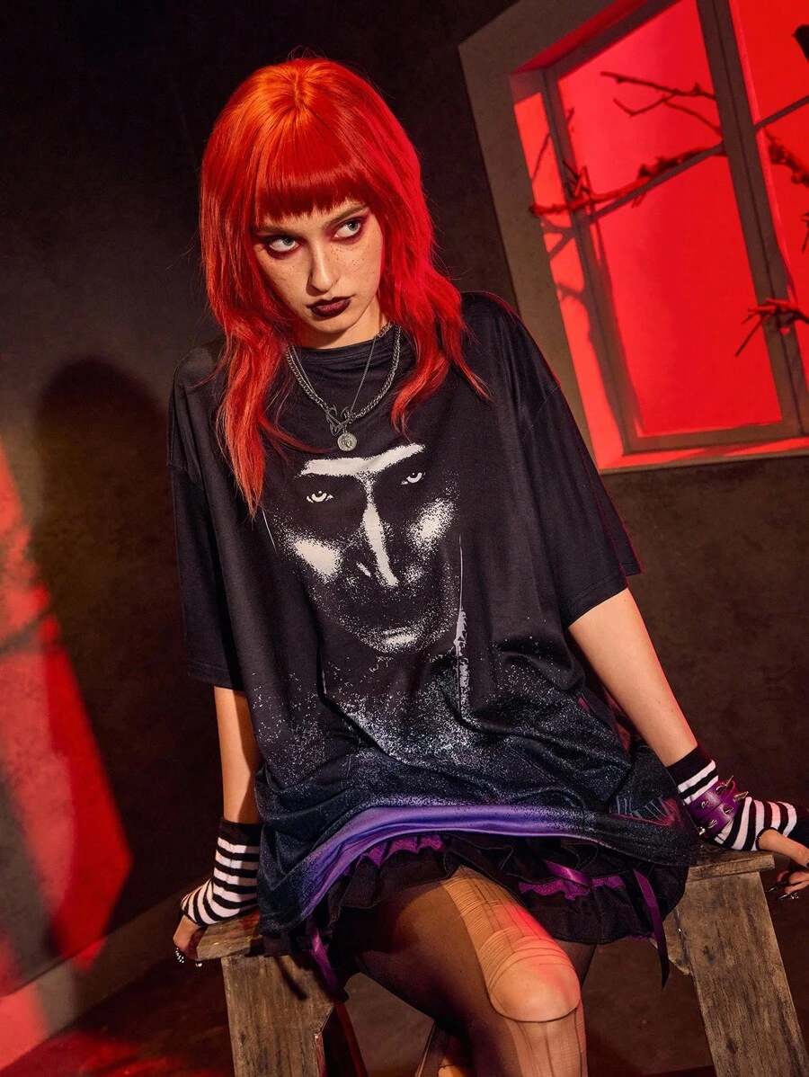 The Nun X SHEIN Kaos Lengan Pendek Leher Bulat Hitam dengan Gambar Tokoh Film Horor - Hitam - View 1