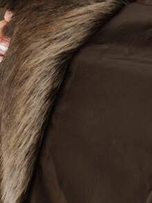 Anewsta معطف فرو صناعي فضفاض طويل ناعم وفاخر مخطط للنساء في فصل الخريف/الشتاء - بني - مشاهدة 8