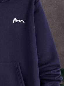 SHEIN Áo nỉ nam tuổi teen màu xanh hải quân phối màu tương phản, họa tiết nhỏ, phong cách thường ngày thoải mái, tối giản, đa năng, chất liệu mềm mại, phù hợp cho mặc hàng ngày, đi học, du lịch, thể thao ngoài trời, mùa thu/đông. Áo nỉ màu xanh hải quân cho tuổi teen, áo nỉ nam, áo nỉ cỡ tuổi teen cho nam giới. - Xanh đậm - Xem 3