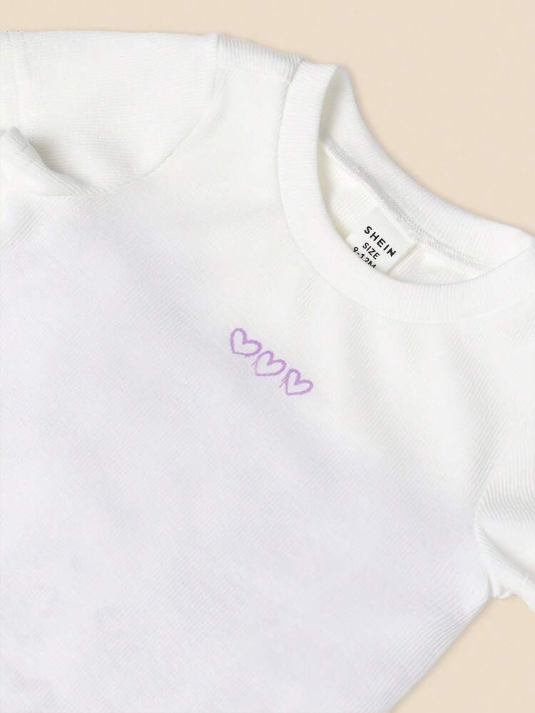 Conjunto de camiseta branca com estampa de coração lavanda e calça balão