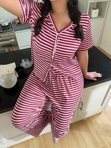 SHEIN 女士大码撞色条纹前开短袖休闲家居服套装 - 酒紅色 - 查看 1