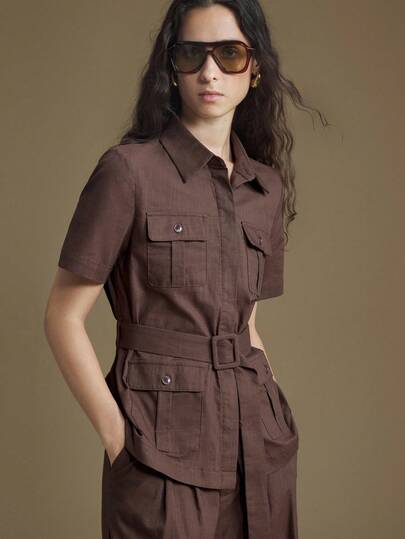 Ontre 2025 现代都市风格，咖啡棕色，柔软舒适的面料，大口袋，收腰宽松版型，前开襟，女式衬衫夹克，翻领，商务休闲，办公室通勤，日常穿着，秋冬