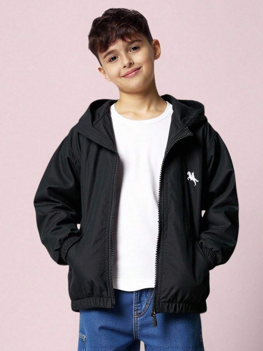 SHEIN Jaqueta infantil masculina casual, esportiva, universitária, retrô, preta, com capuz e proteção solar, com estampa pequena. Ideal para a volta às aulas, festas de aniversário, eventos noturnos, apresentações, casamentos, batizados e para o outono/inverno. - Preto - Ver 1