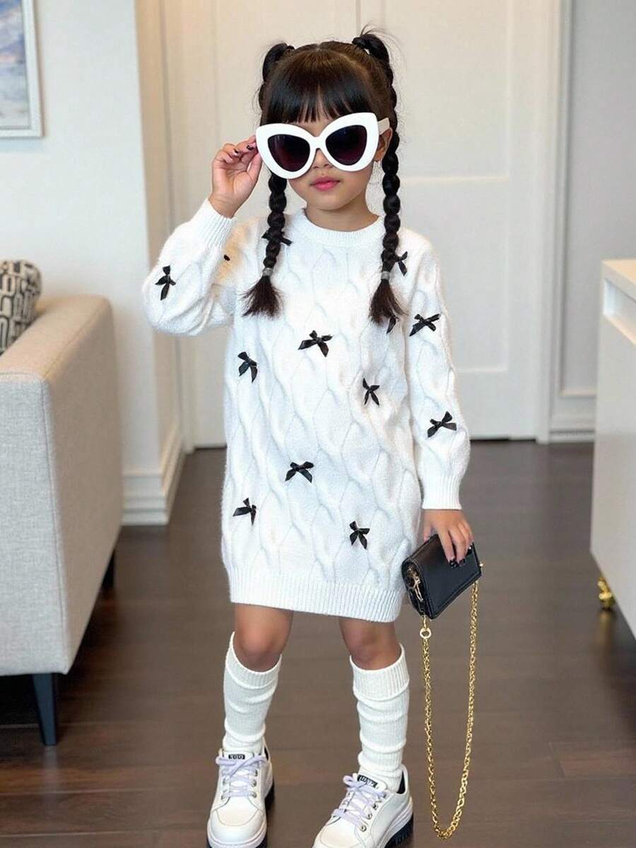 SHEIN Playful Pals 全新时尚百搭可爱蝴蝶结纯色扭绳女童套头毛衣裙 - 白色 - 查看 1