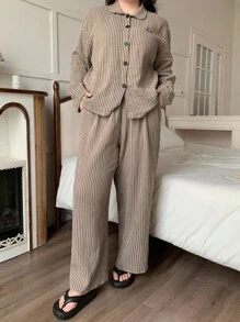 Dazy Plus Bộ đồ ngủ 2 món họa tiết sọc cổ tròn cỡ lớn dành cho nữ, đồ mặc nhà in họa tiết dễ thương, trang phục thu đông, trang phục ấm áp - Màu Khaki - Xem 3