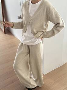 DAZY Conjunto de 2 piezas de suéter corto de cuello en V y pantalones rectos holgados, elegante conjunto casual de punto urbano para otoño - Caqui - Ver 4