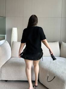 Flirla Blusa de punto de manga corta con patrón de dibujos animados de color contrastante para tallas grandes - Negro - Ver 2