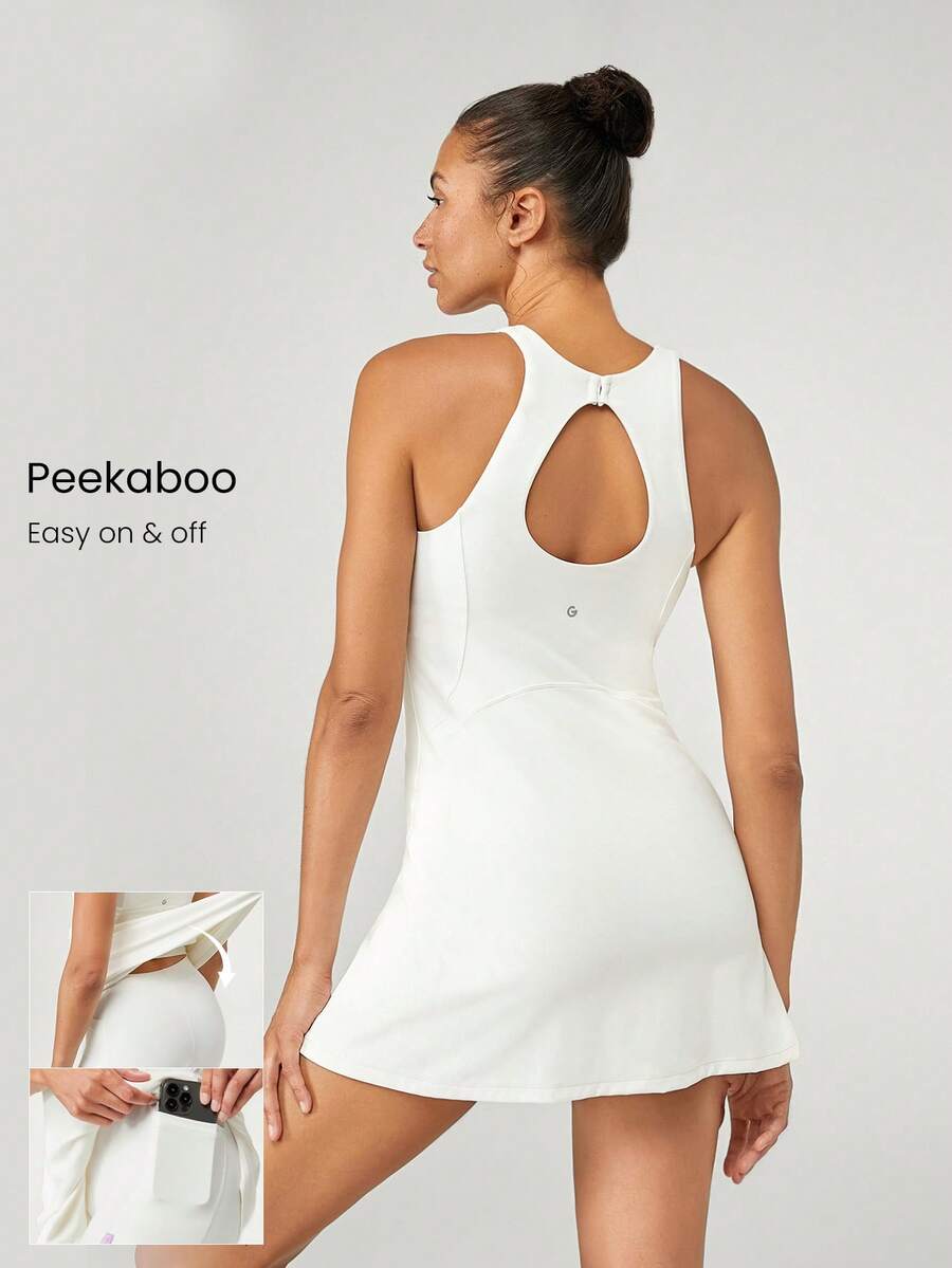 GLOWMODE FeatherFit™-Air Peekaboo精緻剪裁多功能運動連衣裙,內置短褲,輕度支撐,適用於瑜珈日常夏季。 - 白色 - 查看 1