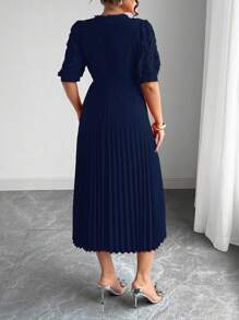 Roveilla Đầm midi xếp ly tay ngắn thêu họa tiết trơn màu thanh lịch cỡ lớn dành cho nữ - Xanh đậm - Xem 2