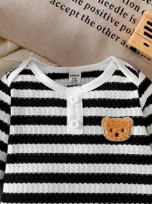 SHEIN جمبسوت قطعة واحدة للأطفال الرضع بتصميم الدب مع خطوط متباينة، ملابس كاجوال مناسبة للخروجات والمنزل، مناسبة لفصلي الربيع والخريف، جمبسوت مخططة للأطفال الرضع، جمبسوت مخططة للأطفال الرضع، جمبسوت محبوكة للأطفال الرضع في فصلي الخريف والشتاء