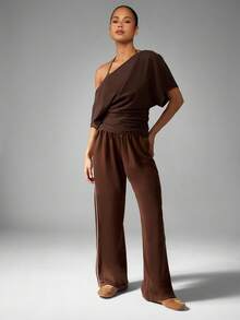 MISSGUIDED 不对称单肩 T 恤，腰部褶饰，优雅晚礼服上衣，适合女士秋冬垂坠设计芭蕾风格裹身前襟 - 咖啡棕 - 查看 3