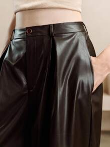 Arave Locker sitzende, plissierte Hose mit weitem Bein aus PU-Stoff für Damen für den täglichen, lässigen Arbeitsweg. Lehrertag, Herbst-/Winterkleidung und Halloween-Arbeitskleidung. Damen-Club-Outfits. Sexy Business-Casual-Herbstkleidung für Damen.