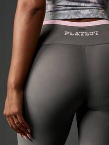 Missguided x Playboy 高腰喇叭裤紧身裤，粉色腰带细节，俱乐部派对晚装弹力裤，适合 Y2K 复古时尚审美 - 灰色 - 查看 4