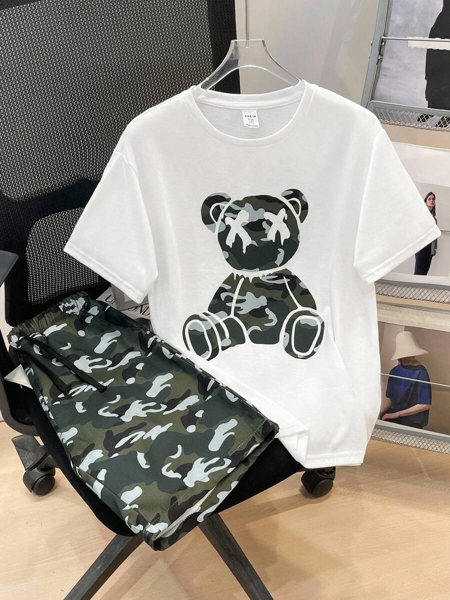 SHEIN مجموعة قميص تي شيرت بطبعة الدب وشورت بطبعة الكامو لصبي المراهق في الصيف - أخضر - مشاهدة 1