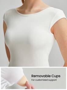 GLOWMODE FeatherFit™-Air U型背部撇步裝飾連內置短褲口袋，防滑、輕支撐、適合瑜伽、工作室、健身房和日常穿著的裸露臂短裙 - 白色 - 查看 4