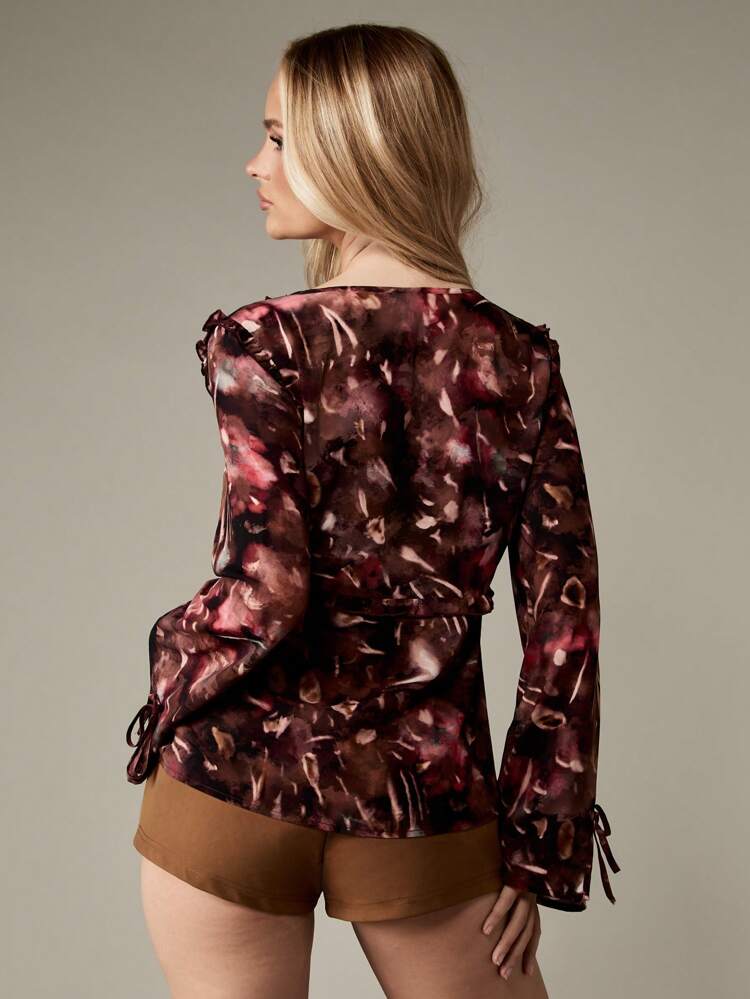 MISSGUIDED Blouse cache-cœur à manches longues, col V, avec volants et motif tie dye bordeaux. Style bohème, festival, western et country pour l'automne-hiver