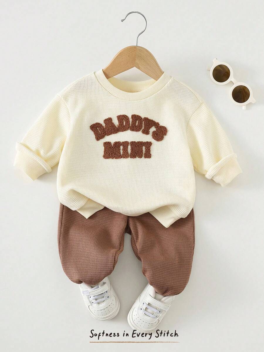 Cozy Pixies 2 件套男婴字母印花柔软针织圆领长袖连帽衫和松紧腰慢跑裤套装 - 棕色 - 查看 1