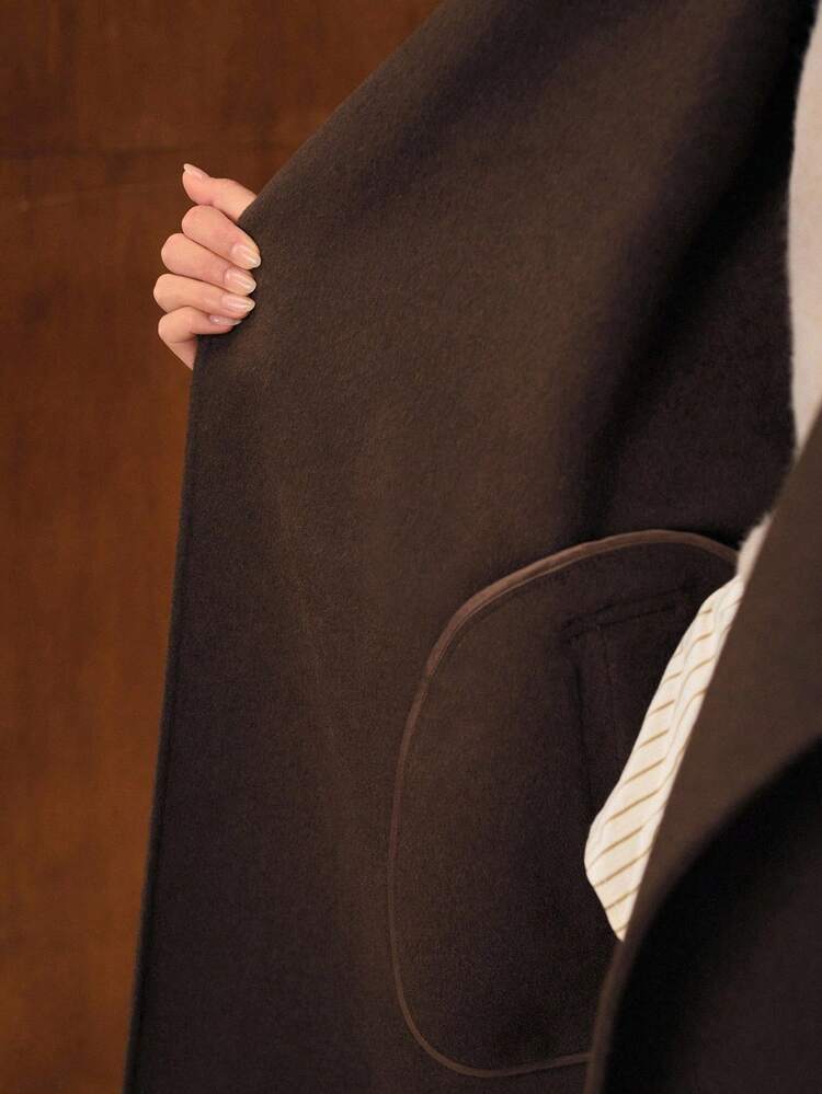 WOLL EINFARBIGER MANTEL MIT WASSERFALLKRAGEN, SCHRÄGEM TASCHE UND GÜRTEL