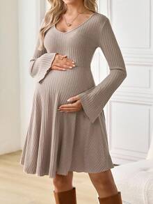 SHEIN 秋装，秋季服装，孕妇装 秋季服装 孕妇装 纯色 V 领插肩袖罗纹针织连衣裙 罗纹孕妇装 长袖孕妇装 米色孕妇装 针织孕妇装 - 杏色 - View 8
