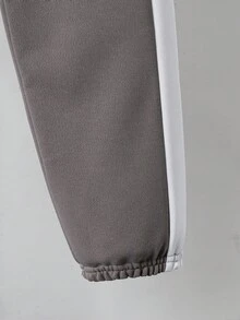 SHEIN Genkimix Kids 2 件套年轻男孩休闲 Polo 衫套装，上衣采用撞色缝线和编织标签装饰，裤子采用色块和锥形裤腿设计，面料舒适，适合夏季和秋季 - 彩色 - 查看 4