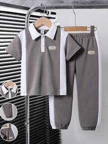 SHEIN Genkimix Kids 2 件套年轻男孩休闲 Polo 衫套装，上衣采用撞色缝线和编织标签装饰，裤子采用色块和锥形裤腿设计，面料舒适，适合夏季和秋季 - 彩色 - 查看 7