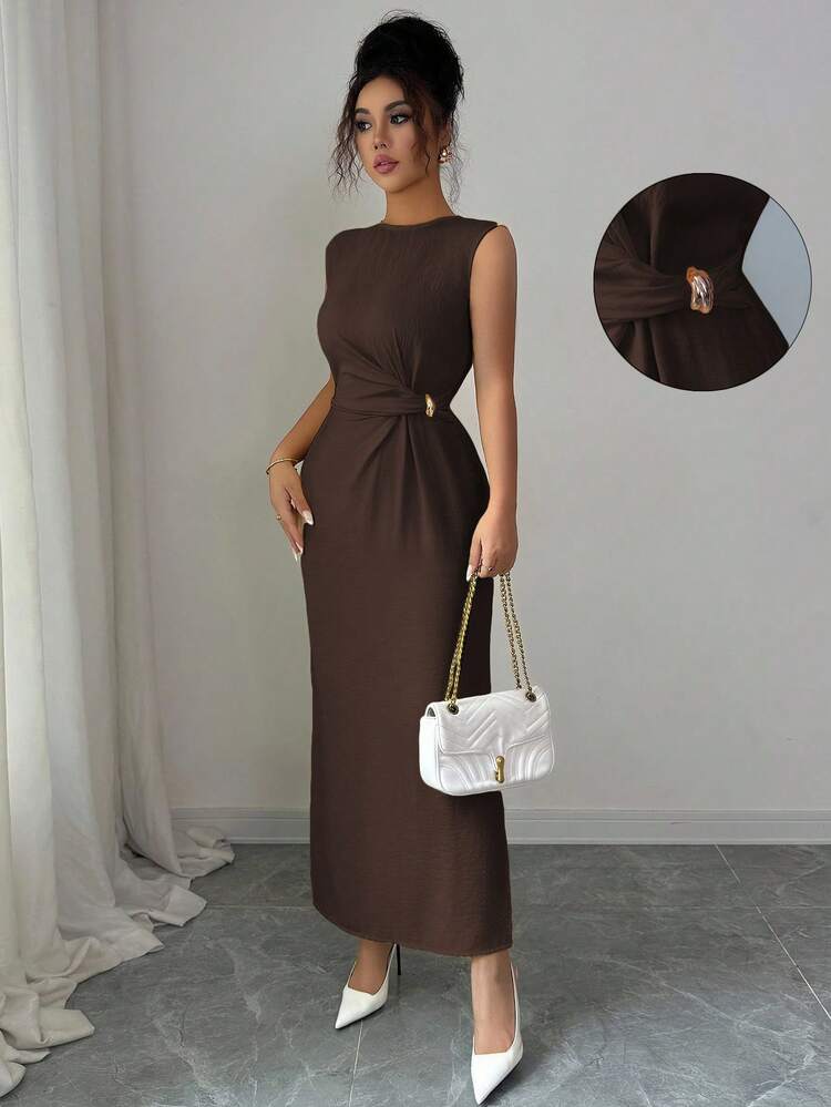 SHEIN Elenzya Vestido Longo Elegante e Casual Feminino Sem Mangas com Decoração Metálica, Cintura Marcada, Fenda Lateral, Adequado para Ir ao Trabalho, Férias, Chá da Tarde, Festa, Cor Sólida, Estilo Francês Romântico Siciliano, Primavera/Verão - Castanho - Visão 3