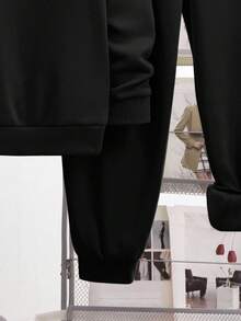 SHEIN 两件套青少年男童英文Logo印花连帽卫衣和英文印花束口裤套装，适合秋季、冬季、学校、居家、日常、运动等场合，百搭简约，冬季套装，冬季服装，秋季穿搭，秋季服装，儿童服装，黑色上衣，黑色裤子，秋季上衣。 - 黑色 - 查看 6