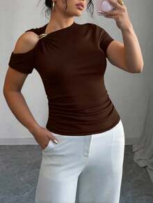 SHEIN Camiseta de mujer de talla grande con decoración metálica y hombros descubiertos, para verano