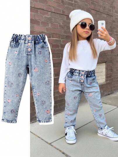 SHEIN Playful Pals Flickjeans, Lämpliga för alla årstider, Nya produkter. Ljusblå denimtvätt, Rosa hjärtbroderi, Rosa knappar, Avsmalnande ben, Vardags- och skolkläder, Flickjeans med långa ben