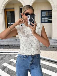 SHEIN Frenchy Pull sans manches en maille ajusté décoré de sequins, col rond. Convient pour le port en automne, pull d'hiver. Pull sans manches avec design en crochet de sequins. Texture de tissu de pull d'épaisseur modérée et chaude. Simple, mode casual pour tous les jours, les déplacements, les hauts preppy, l'automne, les sorties