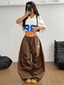 Coolane 女士和男士夏季节日情侣同款复古运动服刺绣图案格子 Corta Vento 纹理宽松降落伞弯刀裤 - 咖啡棕 - 查看 2