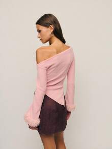 Nöista 秋季T恤采用修身剪裁和不对称针织，打造甜美俏皮造型。露肩设计凸显女性锁骨，性感又不失个性。毛绒袖口营造出俏皮温暖的视觉效果。 - 粉色 - 查看 9