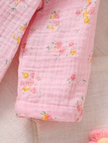 SHEIN طقم بيجامة مريح من قميص كارديجان مطبوع بزهور وبنطلون مع أقدام من القطن الشاش للمواليد الجدد