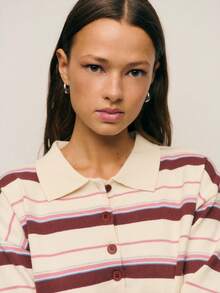 Nöista Lätt trikåpiké med rena knappdetaljer och mjuka horisontella ränder, med en avslappnad skräddarsydd silhuett med strukturerad pikékrage och ribbade manschetter för en polerad finish; en raffinerad och mångsidig stickning perfekt för kvinnors vinteroutfits, enkel lager-på-lager-klädsel, elegant avslappnad styling, festliga jullooker och sofistikerade nyårsensembler. - Blå - Visa 11