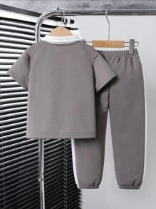 SHEIN Genkimix Kids 2 件套年轻男孩休闲 Polo 衫套装，上衣采用撞色缝线和编织标签装饰，裤子采用色块和锥形裤腿设计，面料舒适，适合夏季和秋季 - 彩色 - 查看 2