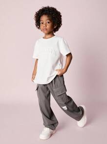 SHEIN 2 件套年轻男孩 3D 字母浮雕图案圆领短袖 T 恤，带工装口袋，撞色裤子，适合春季、夏季、秋季休闲装，适合户外、学校、派对、时尚百搭年轻男孩套装年轻男孩 2 件套服装套装，返校服装