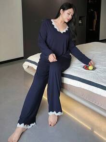 Dazy Plus 2 piezas Conjunto de pijama de talla grande para mujer con top holgado de cuello en V con parches de encaje y pantalones, ropa de otoño e invierno