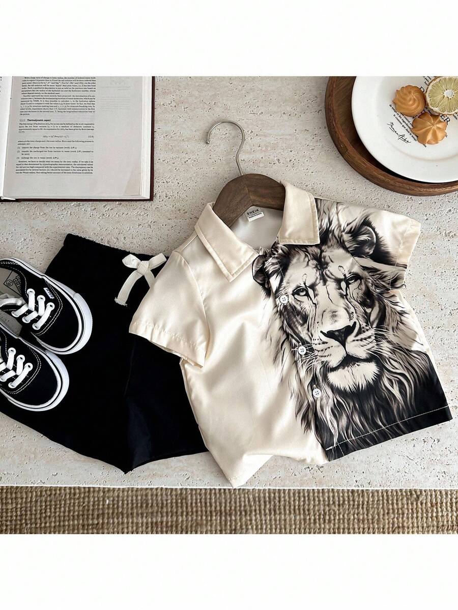 SHEIN 2 件套婴儿男孩/女孩休闲舒适时尚街头服饰狮子印花衬衫和短裤套装，适合春夏季 - 卡其色 - 查看 1