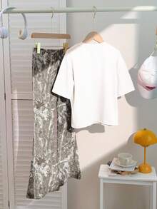 SHEIN Bộ 2 món/Bộ thể thao đường phố cổ điển dành cho nữ sinh trung học Digit 98 họa tiết lá cây ngụy trang & in hình lá héo úa, áo phông cổ tròn tay ngắn rộng rãi và quần ống loe, phù hợp cho mùa hè, mùa thu - Nhiều màu - Xem 2